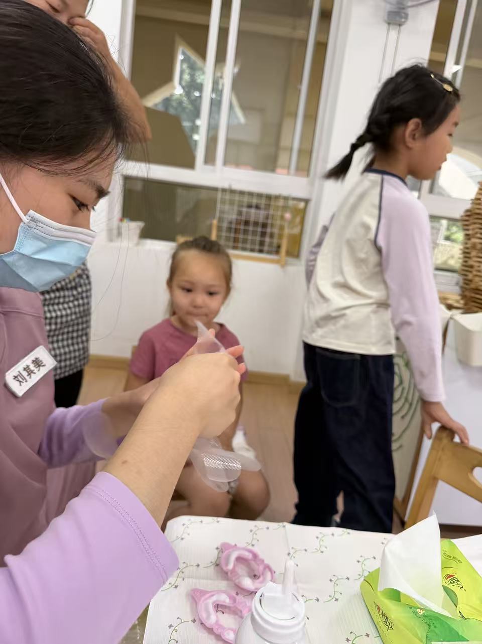 保护宝贝的牙齿|医教协同护童真 鑫太口腔联合教育局开展幼儿园公益涂专项活动